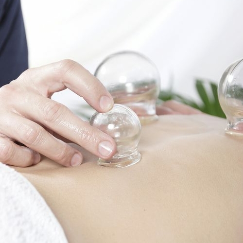 massage schröpfen Livonia cupping treatment on the back